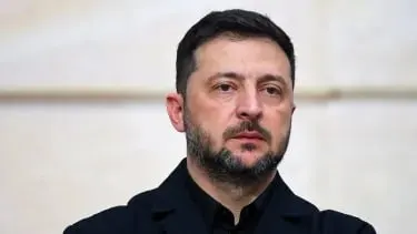 Президент Украины заявил, что российские силы продолжают активные боевые действия вопреки объявленным паузам; Киев пока воздерживается от дальнобойных ответов, но грозит зеркальной реакцией.