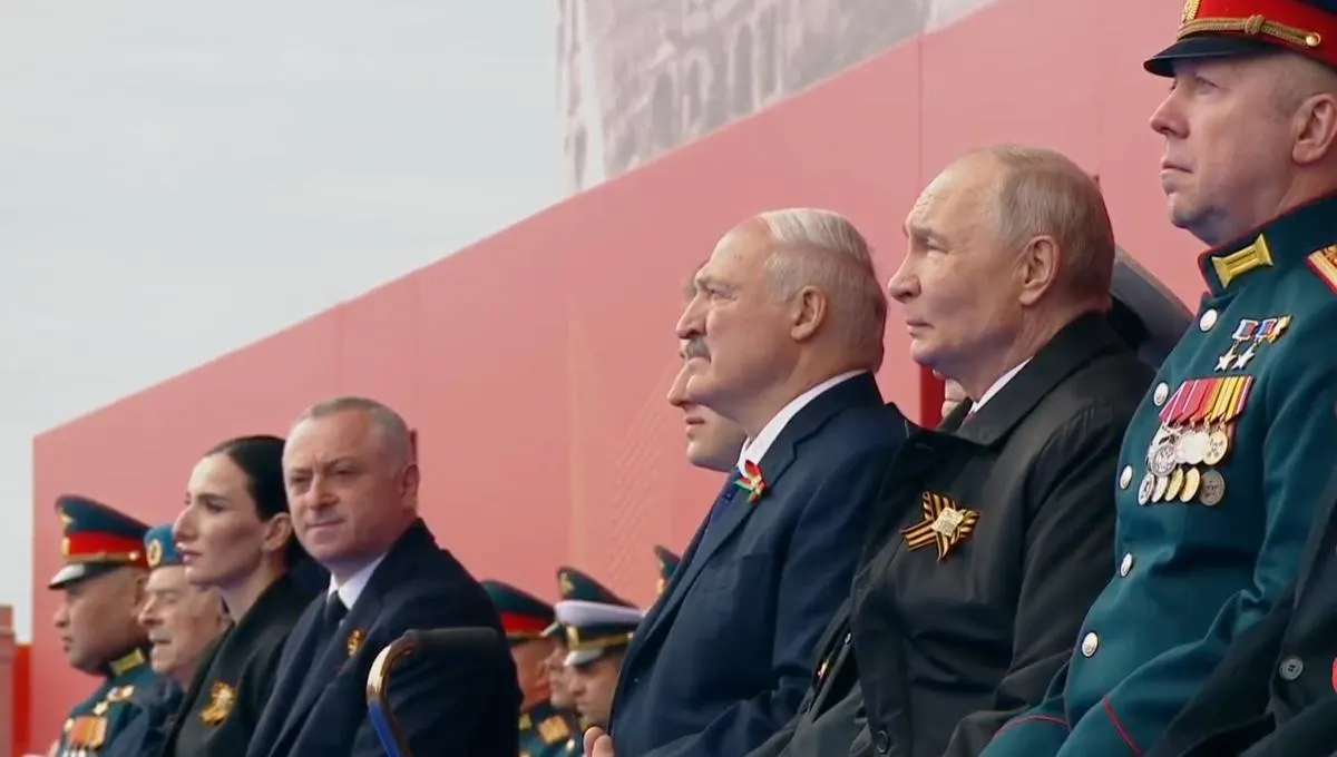 Путин назвал День Победы «священным», отметил решающий вклад советского народа и связал подвиг предков с современными участниками «специальной военной операции». На трибуне рядом с президентом впервые посадили участника СВО наравне с ветераном Великой Отечественной войны.