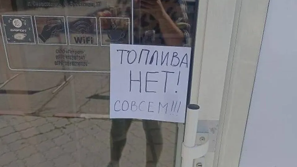 С 31 мая в Крыму вводят талоны на бензин АИ‑95 и ограничение розничной продажи АИ‑92 до 20 литров на транспортное средство; меры связаны с перебоями поставок после ударов по нефтеперерабатывающим мощностям и нарушений логистики.