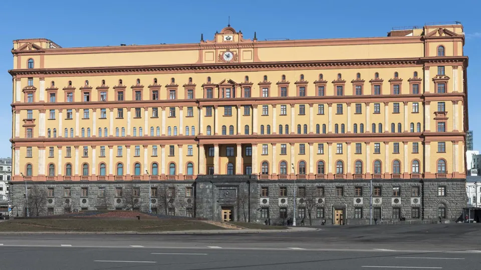 Руководитель Пограничной службы сообщил о строительстве заграждений в непредусмотренных местах, ограничениях на КПП и росте провокаций. Москва готовится к различным сценариям развития ситуации на западных границах.