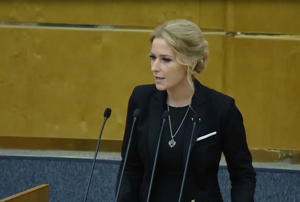 Госдума большинством голосов назначила на пост уполномоченного депутата Госдумы Яну Лантратову. Ранее она работала в комитете по просвещению и известна рядом резонансных законодательных инициатив.