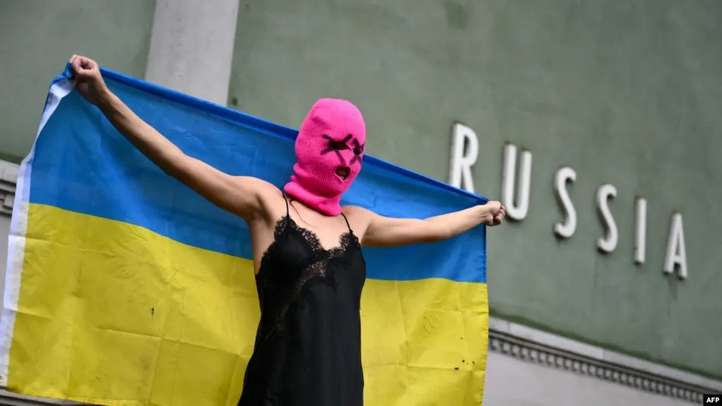 В результате обновления реестра Росфинмониторинга феминистская панк-группа Pussy Riot признана террористической и экстремистской. Ранее против участниц и соратниц возбуждались уголовные дела, а часть группы уже осуждена заочно.