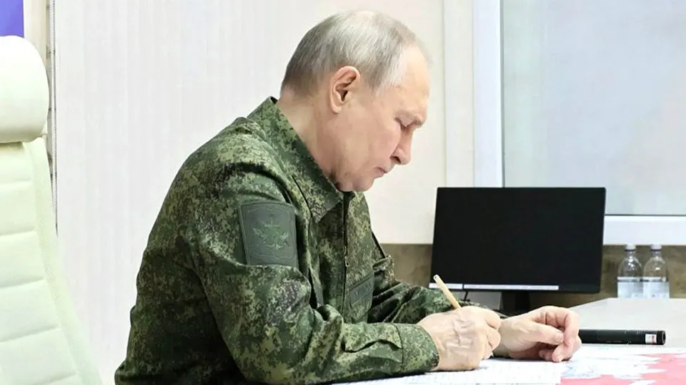 Западные чиновники и эксперты отмечают, что сочетание военных неудач в Украине, экономических проблем и новых законов в России повышает риск применения вооружённых сил за рубежом — в том числе против стран Балтии.