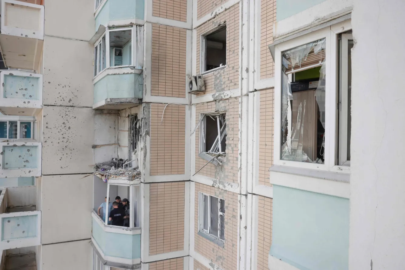 Жители разных городов — от Москвы и Подмосковья до Пермского края и юга России — рассказывают о страхе, усталости, гневе и переосмыслении отношения к войне после атак беспилотников.