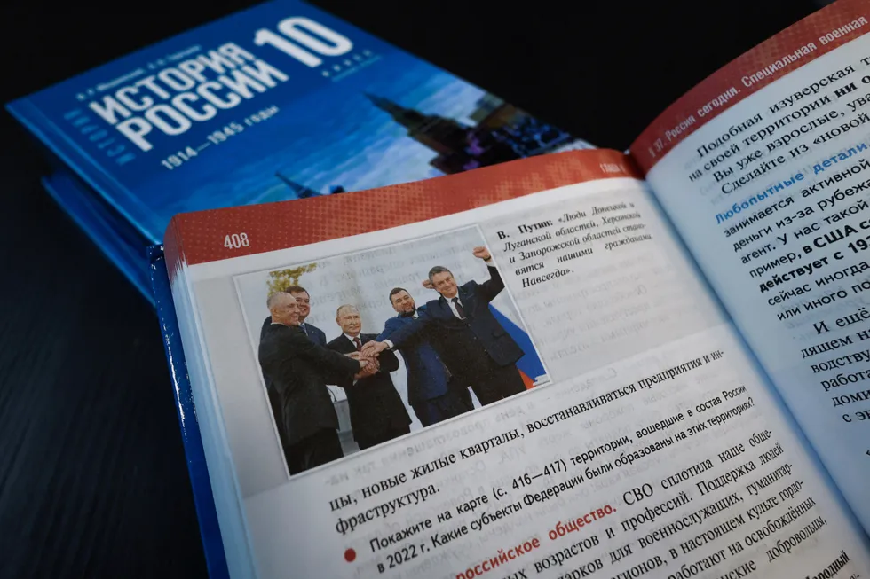 Учебники для средней школы 2025 года систематически вплетают в рассказ о прошлом элементы современной государственной повестки: спорные факты замалчиваются, победы преувеличиваются, а исторические сложности упрощаются ради идеологически удобной картины.