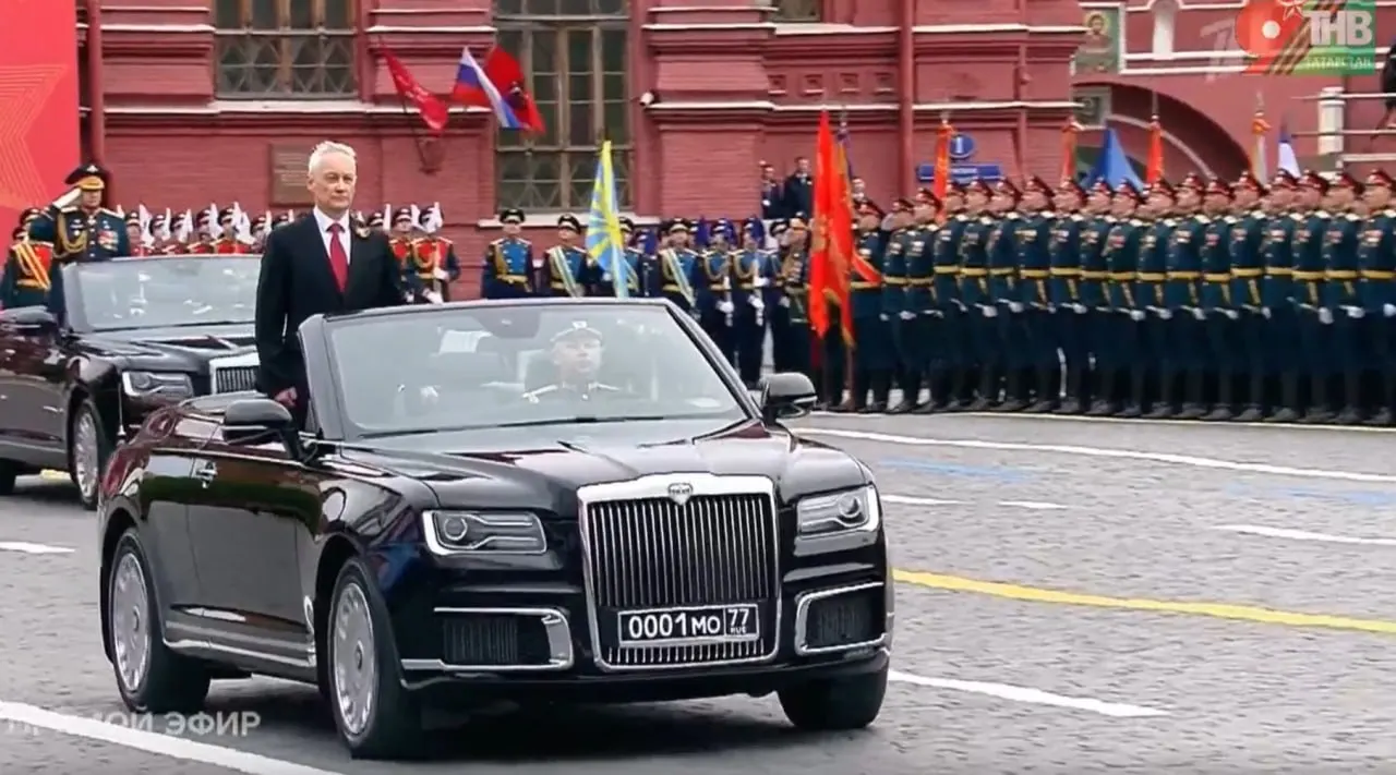Министр обороны Андрей Белоусов провёл смотр войск на автомобилях Aurus. Показанный кабриолет изготовлен в Москве, тогда как другие модели выпускают в Елабуге.