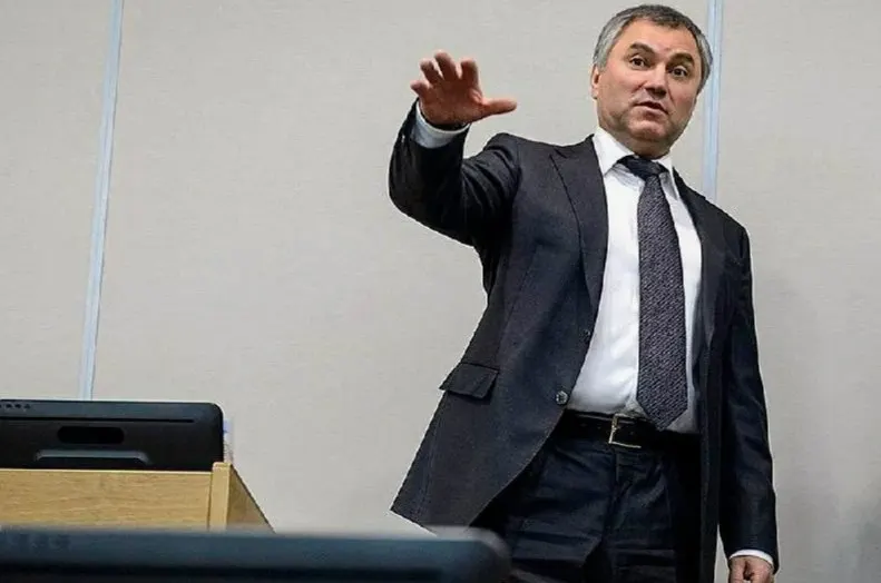 После инцидента с разговором депутата по телефону спикер Госдумы распорядился запретить использование мобильных устройств во время пленаров. Остаются вопросы о порядке исполнения распоряжения и о депутатской неприкосновенности.