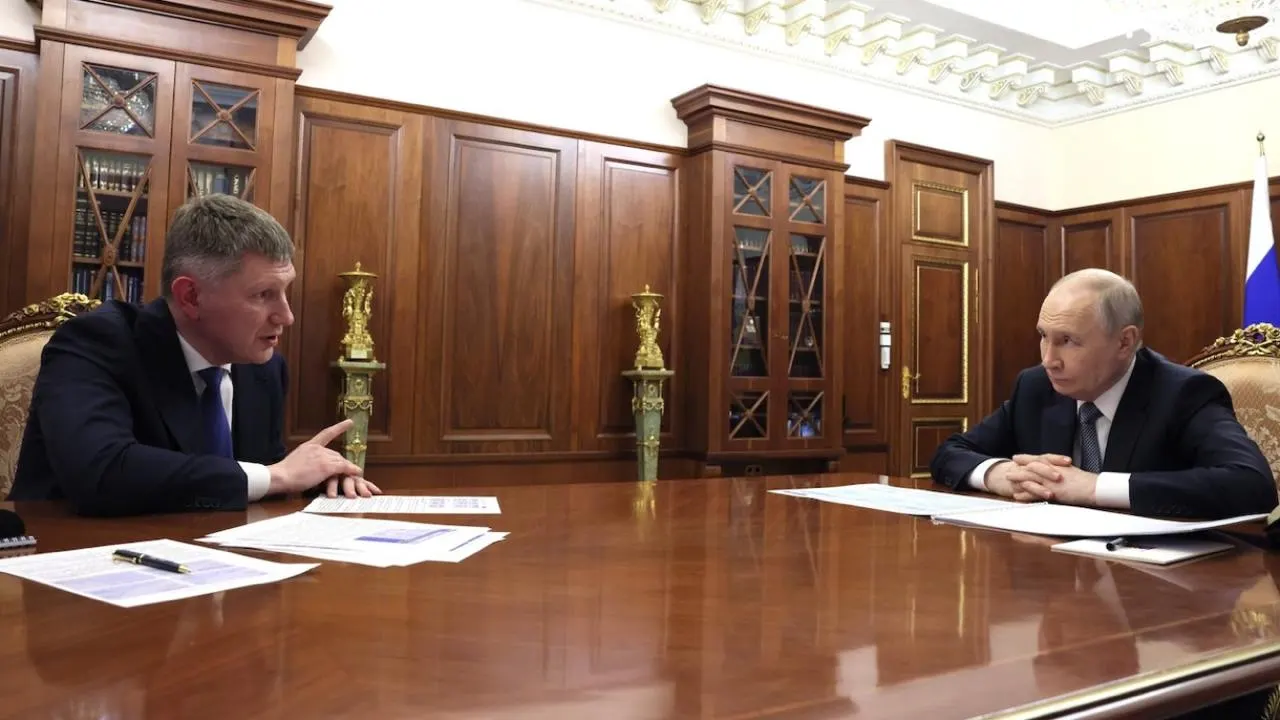 Министр Максим Решетников доложил президенту, что российская экономика росла быстрее экономики США, несмотря на санкции; при этом по ВВП на душу населения Россия заметно уступает развитым странам, следует из данных МВФ.
