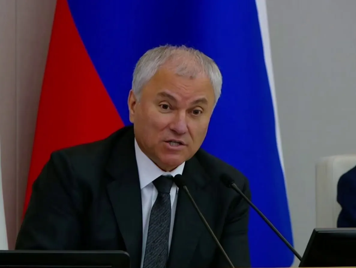 Во втором чтении депутаты приняли поправки, официально добавляющие противодействие искажению исторической правды и предупреждение уклонения от службы в обороне страны в перечень профилактических мер.