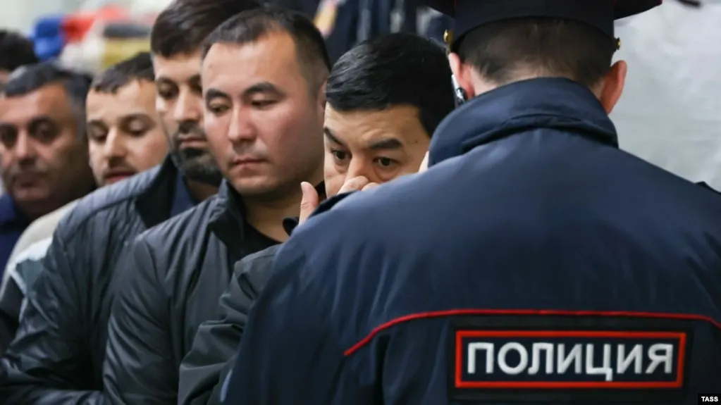Проект расширяет перечень административных проступков, за которые иностранцев и лиц без гражданства могут выдворять из России — от участия в несогласованных акциях и «дискредитации» вооружённых сил до призывов к санкциям и экстремистских проявлений.