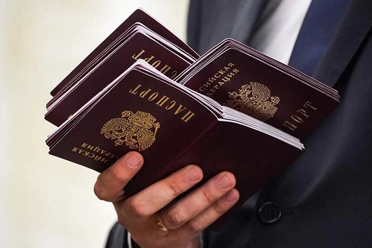Депутаты от «Единой России» готовят поправки ко второму чтению закона о гражданстве, которые позволят выдавать разрешение на временное проживание, вид на жительство и гражданство иностранцам, если их, по словам авторов, незаконно осудили за поддержку России или СВО.