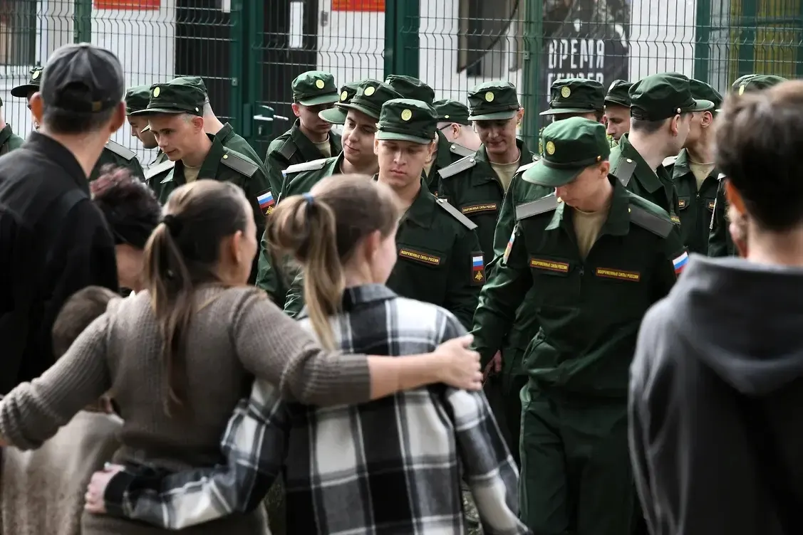 Группа из свыше 450 женщин оспаривает поправки к закону, которые лишают выплат тех, у кого не было общего несовершеннолетнего ребёнка с погибшим. Первый иск уже направлен в Верховный суд.