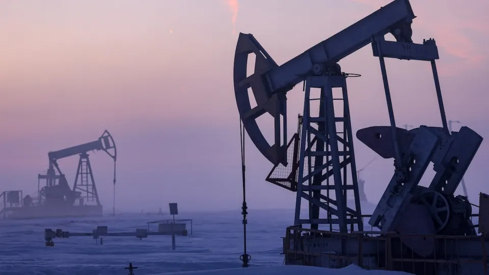 Минэкономразвития прогнозирует, что в 2026 году добыча нефти снизится до около 511 млн тонн — самого низкого уровня с 2009 года; падение объясняют сокращением бурения, ухудшением финансовых показателей компаний и ограничениями, вызванными военными и санкционными факторами.