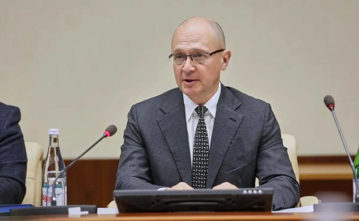 По сведениям нескольких источников, в окружении президента растёт противостояние между политическим блоком администрации и силовыми структурами: разногласия касаются методов контроля над обществом и усиления мер безопасности на фоне войны, ограничений интернета и атак беспилотников.