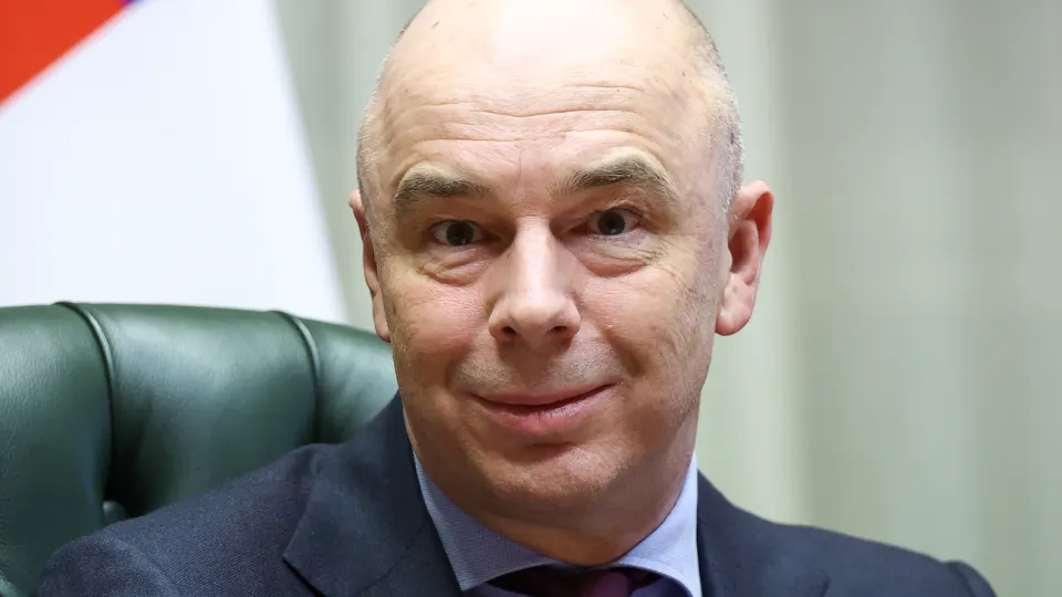 Ведомство пересматривает расходы, оставляя приоритетными только оборону и социальные обязательства. Из‑за снижения прогноза роста возможны сокращения расходов на сотни миллиардов или поиск дополнительных доходов.