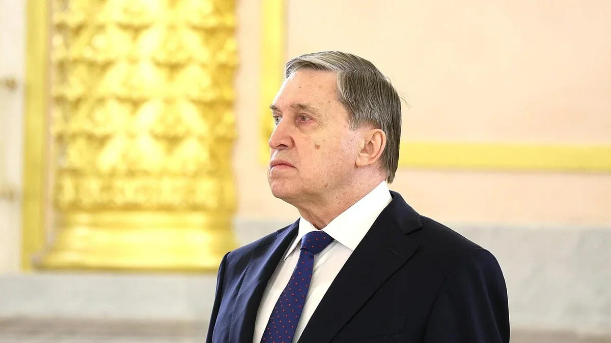 Помощник президента заявил, что прекращение боевых действий возможно только после вывода украинских войск из Донбасса; при этом США продолжают попытки посредничества, а президент ранее сообщил о готовности встретиться с лидером Украины при определённых условиях.