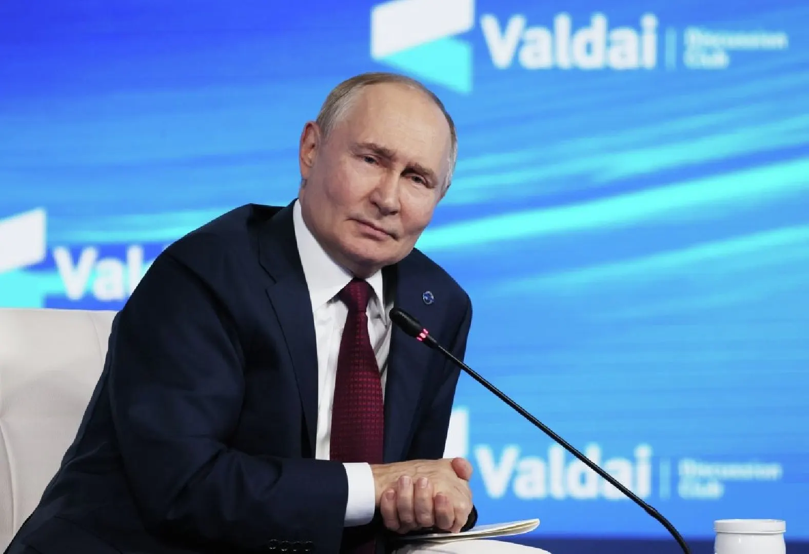 Международный уголовный суд разъяснил, что только переговоры под эгидой ООН освобождают принимающее государство от обязанности исполнить ордер на арест; во всех прочих случаях власти обязаны задержать человека, на которого вынесен ордер.