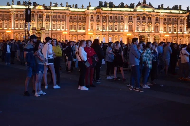 В ночь с 27 на 28 июня в Санкт‑Петербурге соберутся примерно 66 тысяч выпускников на празднике «Алые паруса». Одновременно утверждены 300 приоритетных образовательных программ и увеличено число бюджетных мест; в Смоленске пройдёт День молодёжи.