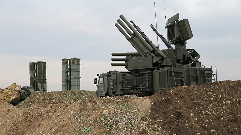 Военные начали использовать комплекс, который, по данным украинских экспертов, способен заглушать сигнал Starlink на площади до 20 км²; производство связывают с симферопольским предприятием, стоимость — около 1,5 млн долларов за единицу.