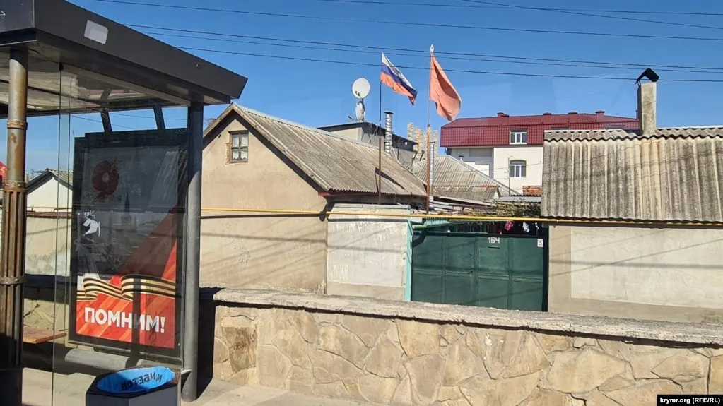 Российские власти сообщают о жертвах и повреждениях после ударов по Симферополю, пригородному поезду и населенным пунктам; Минобороны заявляет о сотнях сбитых беспилотников.