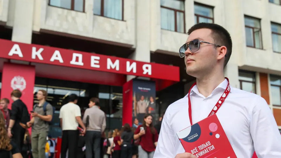 Московские вузы разослали предложения о годичной службе в отряде «БАРС‑Москва» с выплатами 200 000 ₽ в месяц, обучением и соцгарантиями. Одновременно в стране продолжается масштабный набор студентов в войска БПЛА.