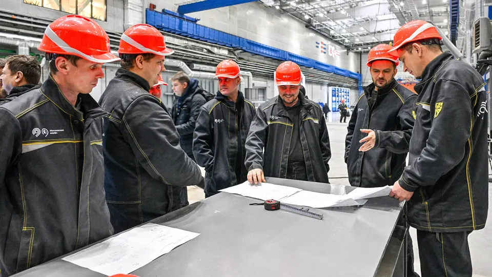 Опрос показал, что переработки затрагивают более трети работников; большинство случаев не оформляются официально, а полную компенсацию получают лишь около четверти сотрудников.