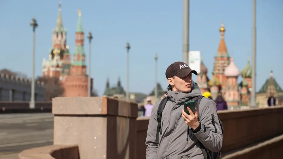 Проект постановления предполагает, что операторы будут передавать IMEI в единую информационную систему, а сим‑карты скомпрометированных или запрещённых устройств — блокироваться. Ожидается, что система начнёт работать с 1 марта 2027 года.