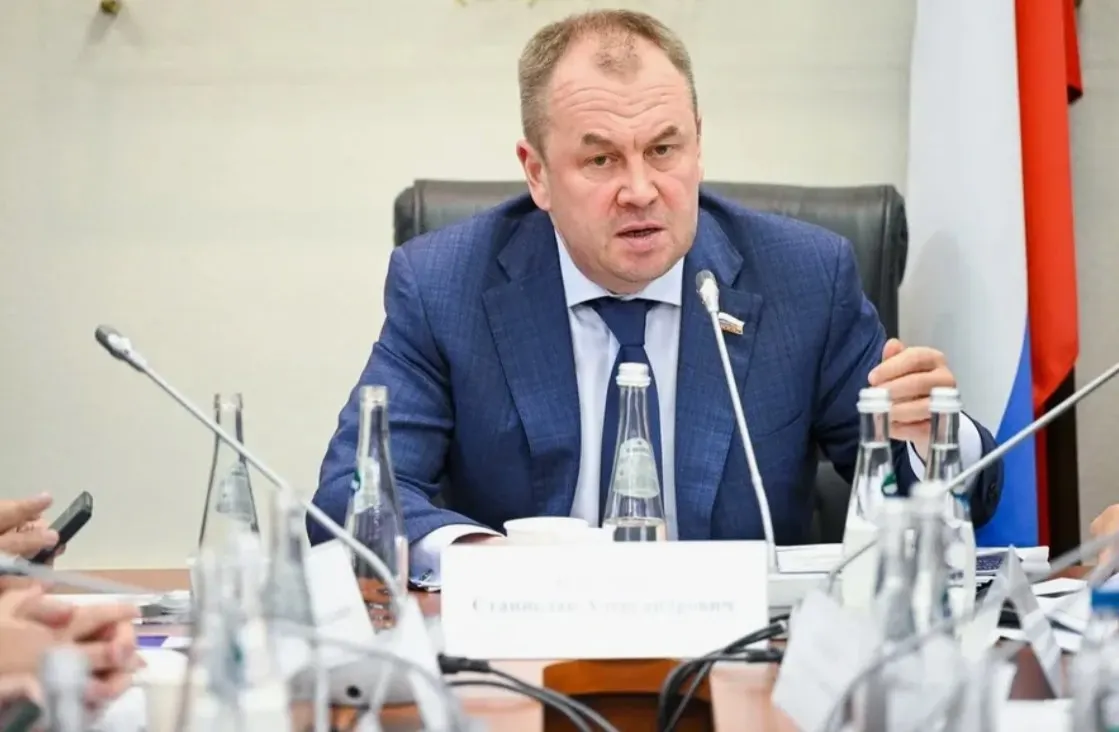 Бывший первый заместитель председателя ЛДПР, снятый с должности в декабре, проигравший праймериз Единой России, объявил о самовыдвижении в Госдуму по Магнитогорскому округу. Он рассчитывает собрать подписи и войти в фракцию ЕР даже в случае победы как независимый кандидат.