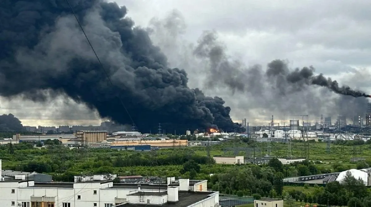Атаки по нефтеперерабатывающим заводам сократили производство топлива и спровоцировали перебои в отдельных регионах, но основная потеря нефтегазовых доходов связана с падением мировых цен после разблокировки Ормузского пролива.