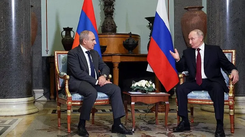 1 июня пресс-служба Кремля сообщила, что президент России позвонил премьер-министру Армении, поздравил его с днём рождения и обсудил итоги заседания Высшего евразийского экономического совета, прошедшего 29 мая в Астане.