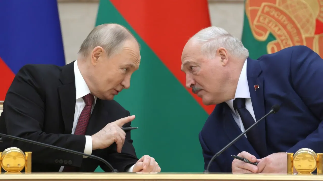 26 июня в резиденции на Валдае прошла закрытая встреча Владимира Путина и Александра Лукашенко — официальных заявлений не поступило. Встреча происходит на фоне обострения у белорусско‑украинской границы и тайных переговоров между Минском и Киевом.
