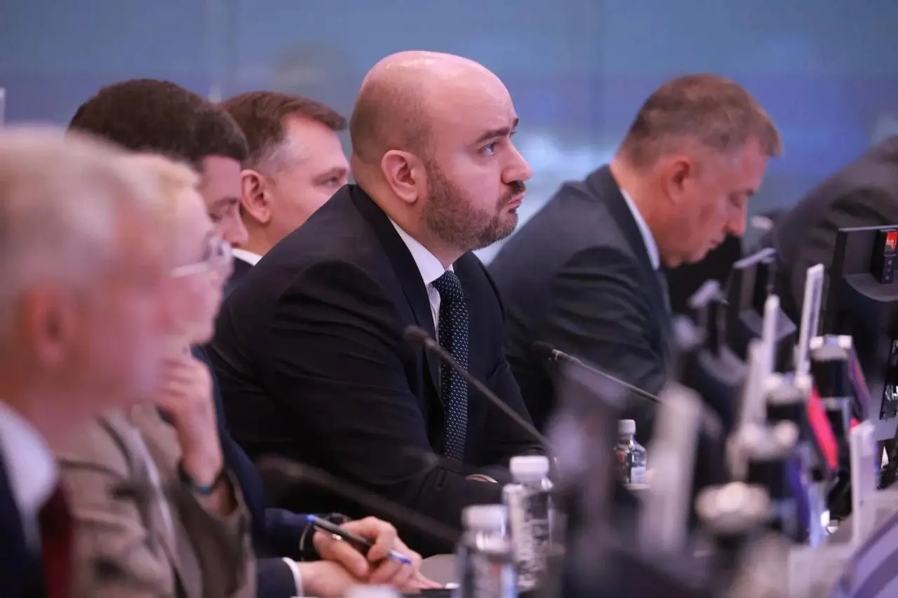 Вячеслав Федорищев принял участие в совещании под руководством вице‑премьера Александра Новака, где обсуждали поставки бензина и дизеля в регионы, координацию между центром, регионами и поставщиками, а также мониторинг цен и логистики.