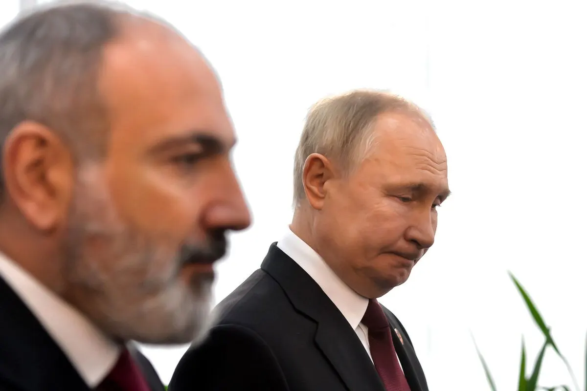 Президент России направил поздравление премьер-министру Армении, пожелав здоровья и успехов; в послании отмечена готовность к дальнейшему развитию двусторонних отношений. Ранее между странами возникали споры из‑за возможного сближения Армении с ЕС и введённых торговых ограничений.
