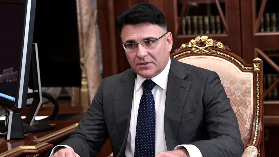 Александр Жаров заявил, что квоты помогут отсеять «посредственные» иностранные картины, освободят экраны для российских лент и станут инструментом поддержки национального кинематографа; обсуждаются также предложения по взносам и направлению части сборов на финансирование отечественного кино.