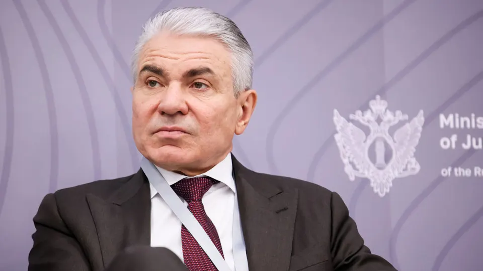 Заместитель министра юстиции заявил, что крупнейшие разработчики нейросетей должны устанавливать ограничения, препятствующие нанесению вреда и подмене деятельности «иностранных агентов». Предложены ответственность владельцев моделей и штрафы; ранее правительство говорило о «суверенных» моделях, но бизнес критиковал идею изоляции.
