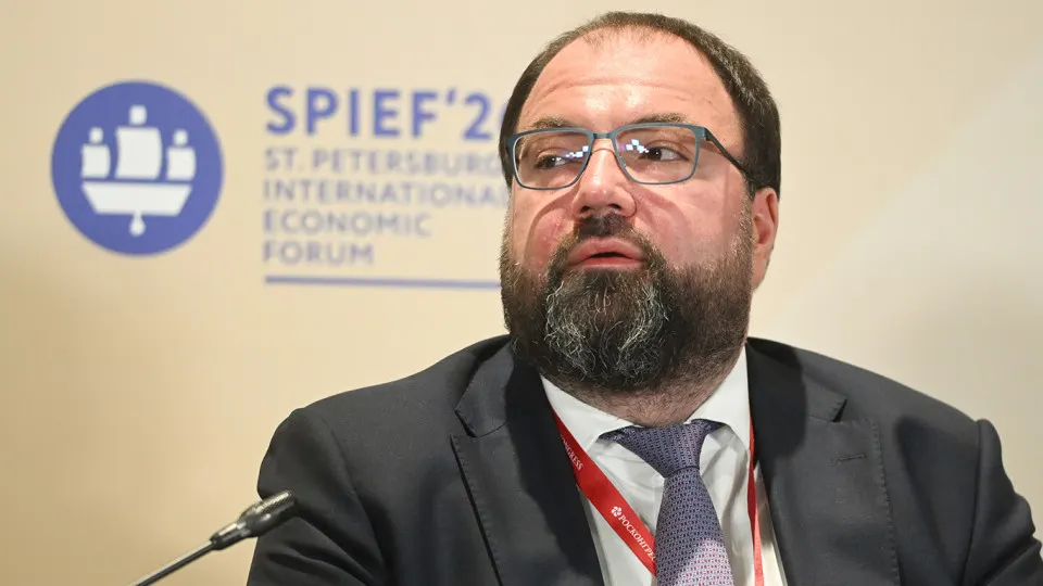 Министерство цифрового развития анонсировало внедрение обязательной возрастной идентификации на сайтах и сервисах. Рассматриваются варианты через «Госуслуги», биометрическую проверку или фото‑верификацию; эксперты предупреждают о рисках утечек персональных данных и дополнительных расходах для владельцев ресурсов.