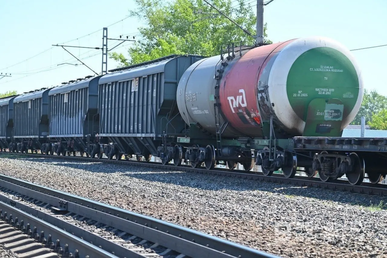 Штаб призван обеспечить бесперебойный приём и доставку нефтегрузов по регионам, с особым вниманием к поставкам авиакеросина в аэропорты и контролю за движением цистерн.