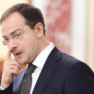 Помощник президента Владимир Мединский предложил закрепить за государством или работодателем право распределять и заключать трудовые контракты с выпускниками, что возродит практику обязательной отработки на бюджетных местах.