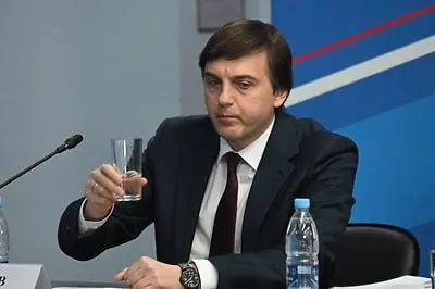 Ведомство утвердило перечень внеклассной литературы на летние каникулы: в список вошли современные произведения, в том числе патриотической направленности о подвигах современных защитников Отечества.