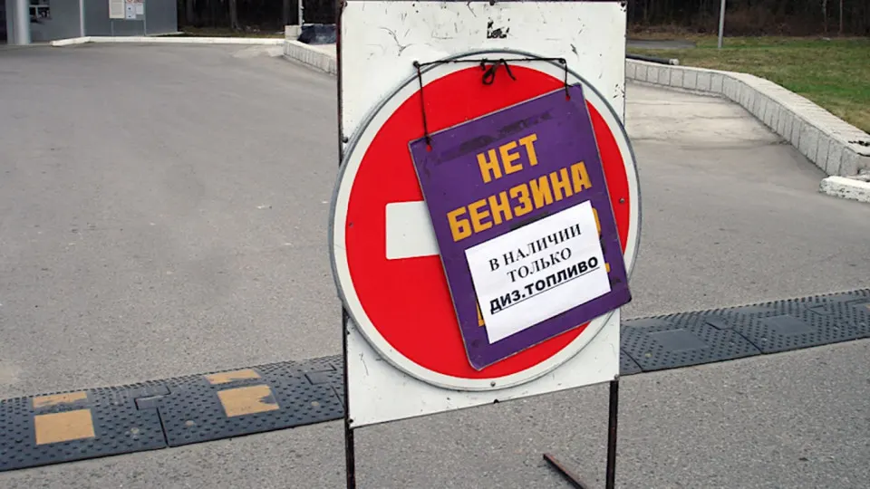 В Севастополе ограничили отпуск бензина для населения: топливо выдаётся только оперативным службам до первой половины дня 3 июня. Меры связаны с дефицитом из‑за ударов по нефтеперерабатывающей и логистической инфраструктуре; переработка и поставки топлива сократились, цены растут.