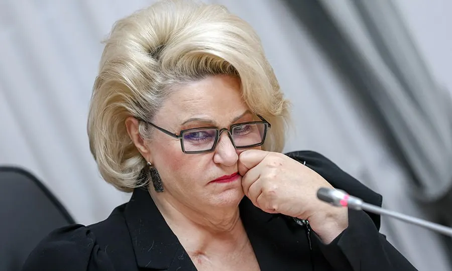 Депутат Нина Останина призвала Роскомнадзор и Минцифры применять методы замедления трафика к онлайн‑играм и соцсетям, чтобы сократить время пребывания детей в виртуальном пространстве.