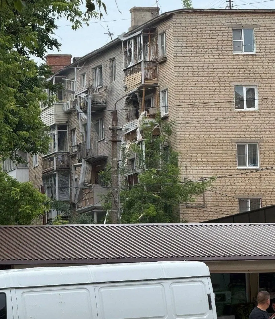 В Тульской области дрон попал в многоквартирный дом — по предварительным данным пострадавших нет, жильцы эвакуированы. Минобороны сообщает о 301 сбитом БПЛА за ночь; к утру около 80 аппаратов были сбиты при подлёте к Москве.