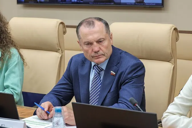 Сенатор предлагает законодательно закрепить практику, при которой студенты вузов и колледжей будут проводить на базовых предприятиях до половины учебного времени. В проработанном предложении не указаны вопросы оплаты и защиты прав учащихся.
