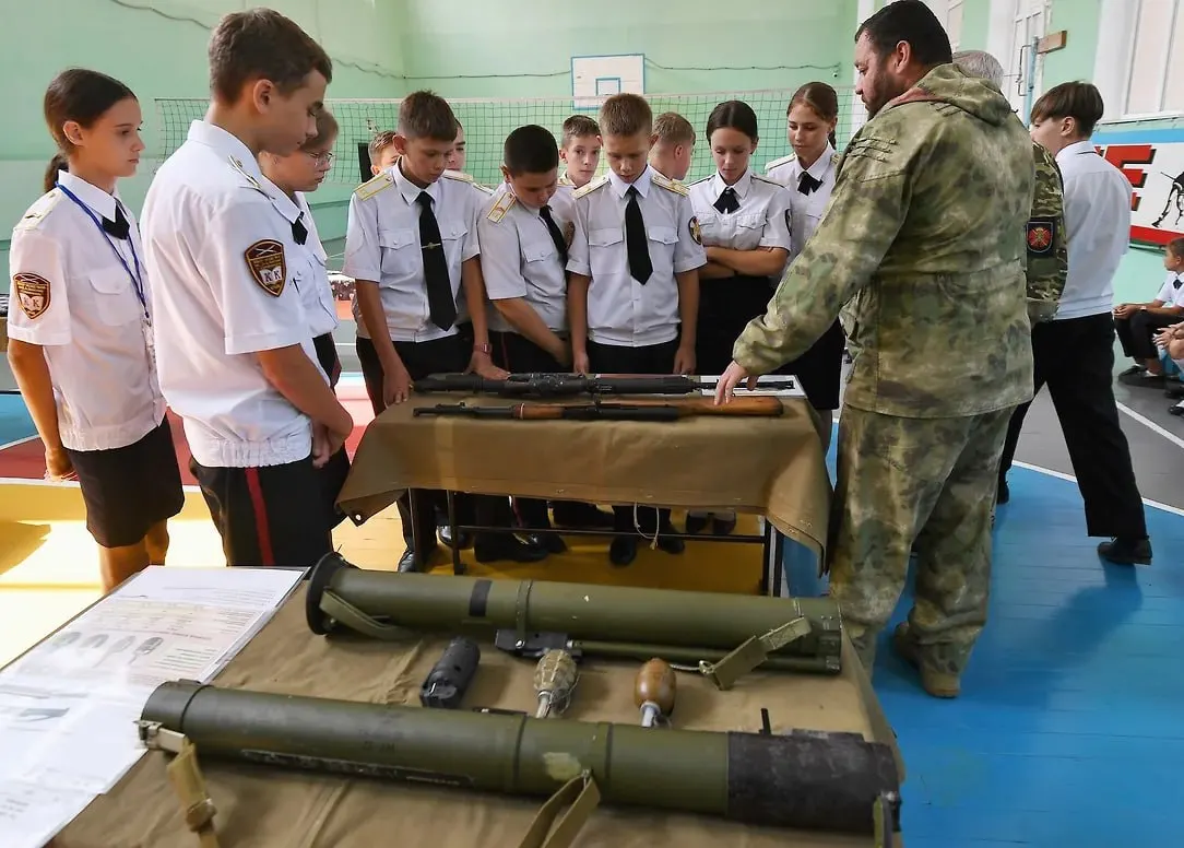 Военно-историческая организация предложила вовлечь школьников и студентов в сбор рассказов участников СВО и волонтёров; по её словам, инициативу уже одобрили в Минобрнауки. Собранные материалы планируют использовать в школьных музеях и цифровом архиве.