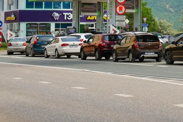 В Татарстане в результате ночной атаки дронов пострадали промышленные объекты и как минимум один жилой дом; власти сообщают о трёх пострадавших и о принимаемых мерах.