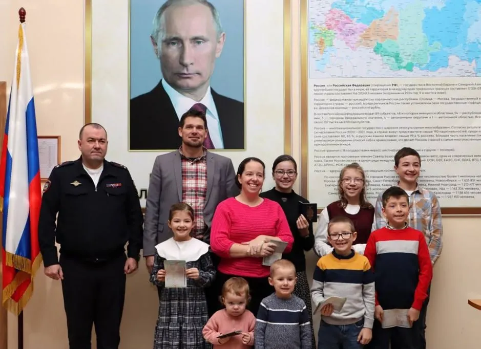 В 2025 году 1 112 иностранцев оформили специальные визы для переезда в Россию по критерию «разделяющих традиционные ценности». Наибольшее число заявителей — из Германии, Франции и США; дальнейшее получение РВП теперь упрощено.