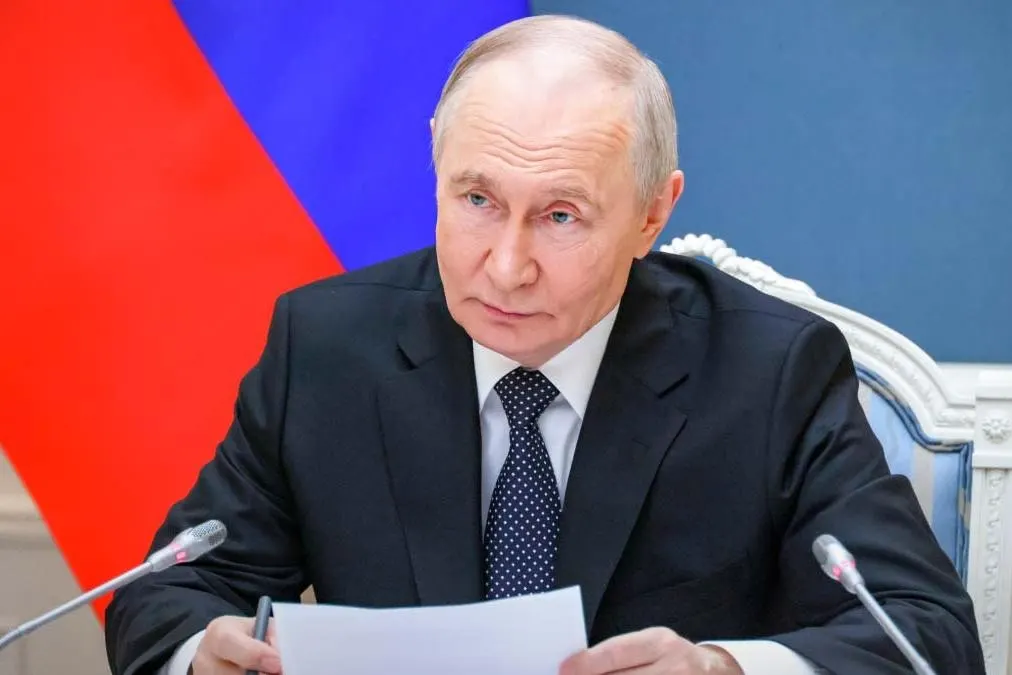 Указ президента распространяет механизм приостановки выплат на банковские депозиты иностранных держателей из стран, признанных в РФ «недружественными». Решение вступило в силу 1 июня 2026 года.