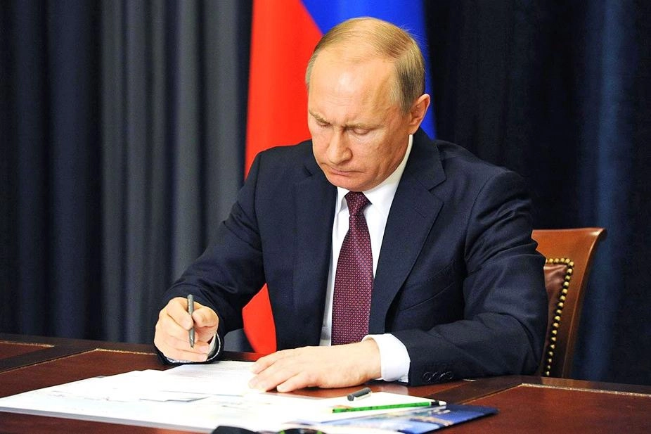 Указ №389 вступил в силу 3 июня 2026 года. Документ расширяет круг уполномоченных продавцов, закрепляет порядок торгов и вводит особые правила для жилья из государственного фонда. Ранее в 2025 году был установлен ускоренный механизм в ответ на зарубежные санкции.