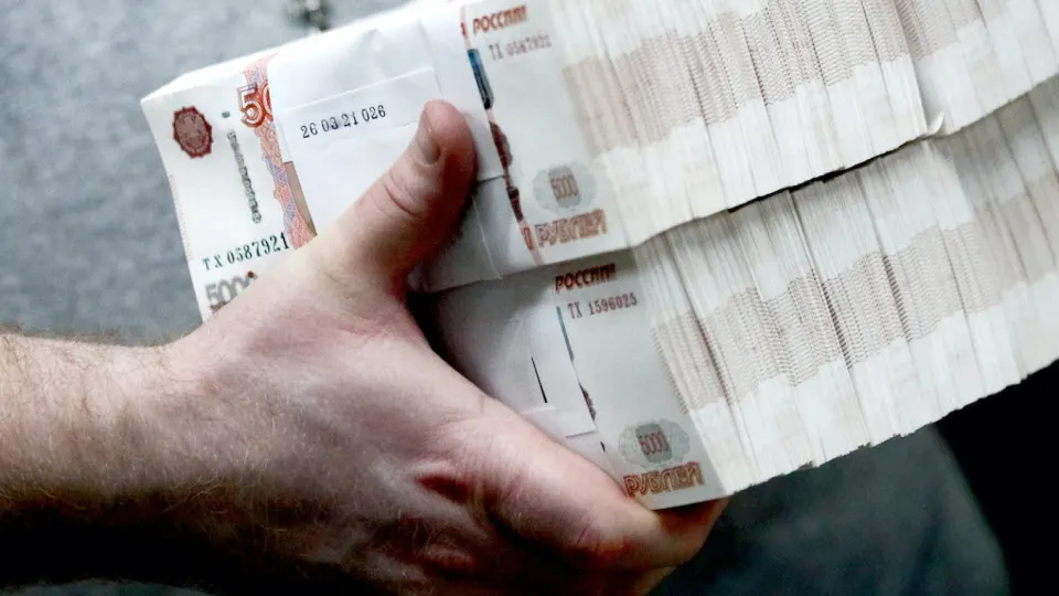 На фоне нестабильной работы интернета и роста налоговой нагрузки россияне активнее снимают и хранят наличные. Центробанк ужесточил контроль за снятиями и внесениями средств.