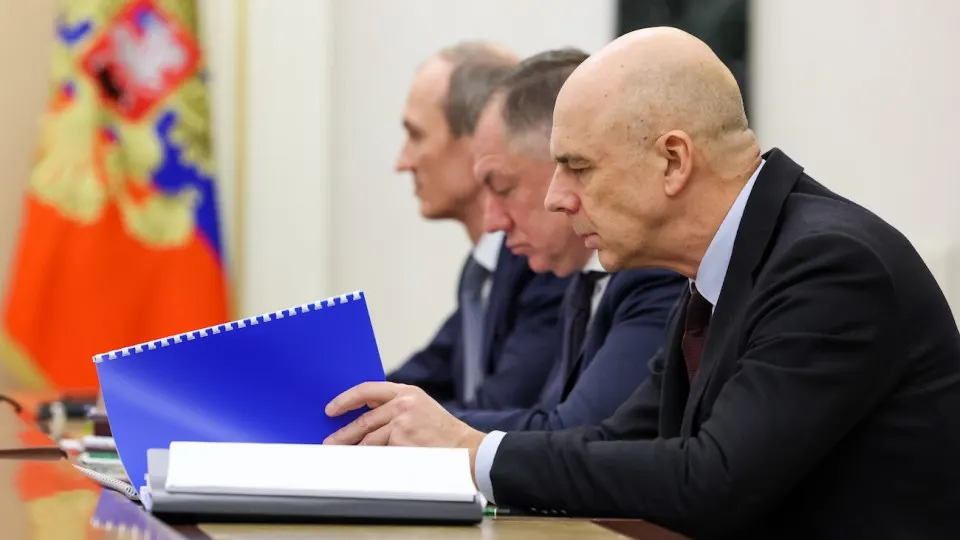 Индекс RGBI резко упал, а доходности долгосрочных облигаций российского правительства достигли 15,5%. Рынок реагирует на рост расходов бюджета, опасения по инфляции и замедленное смягчение денежной политики.